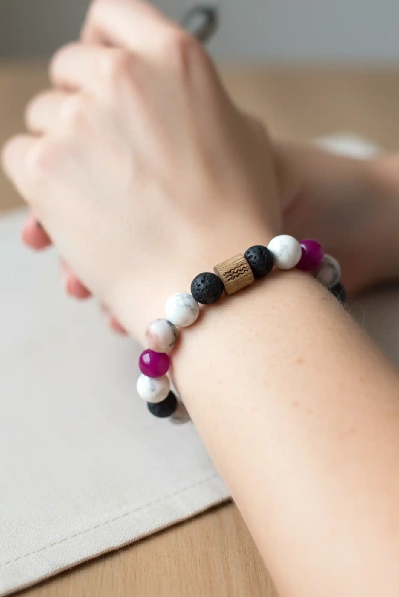 femme portant un bracelet en perles