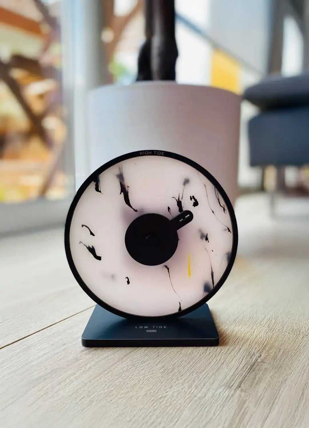 horloge des marées sur pied posée sur un sol en parquet