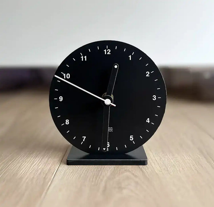horloge noire et blanche sur pied 