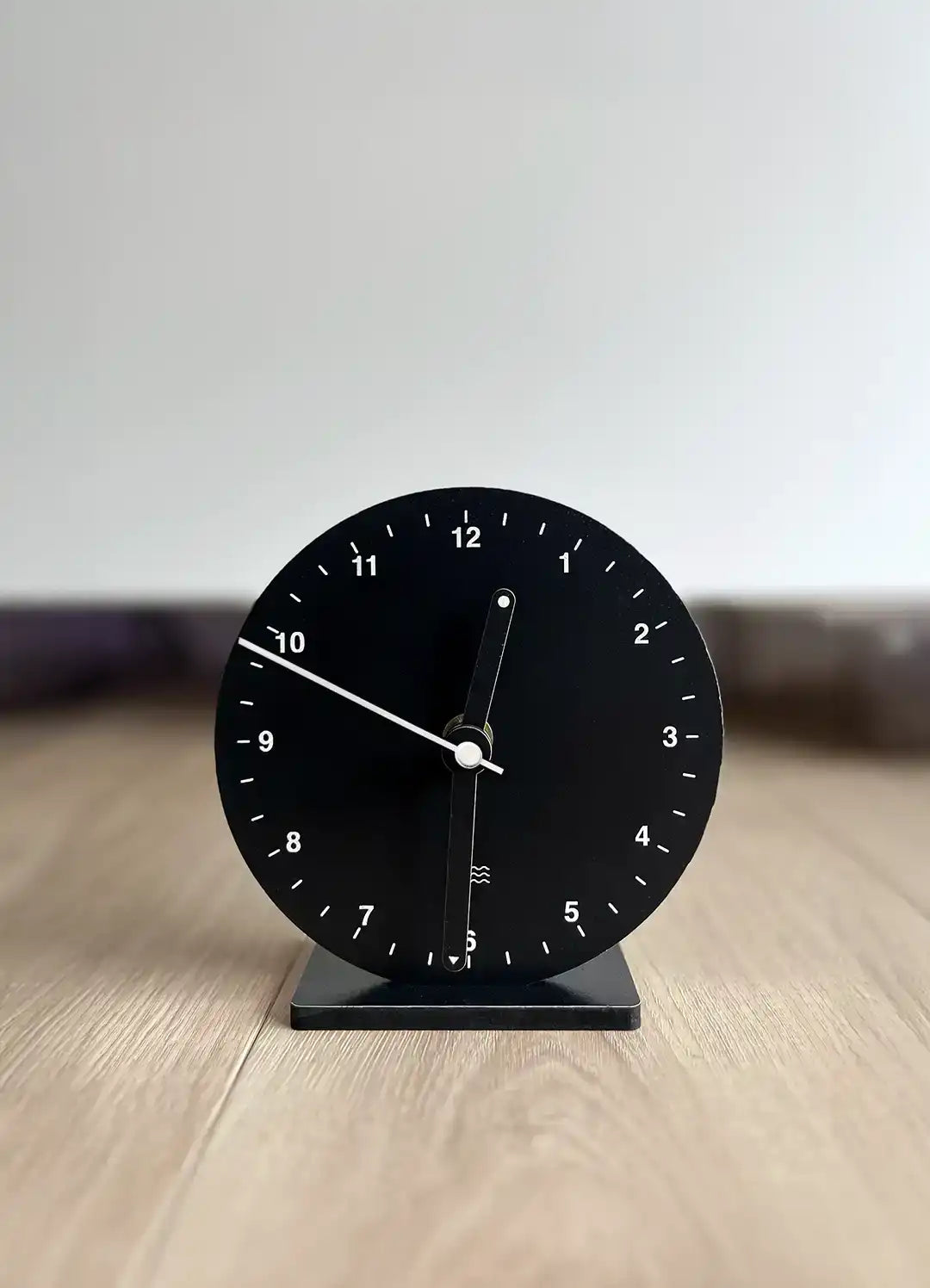horloge noire et blanche sur pied 