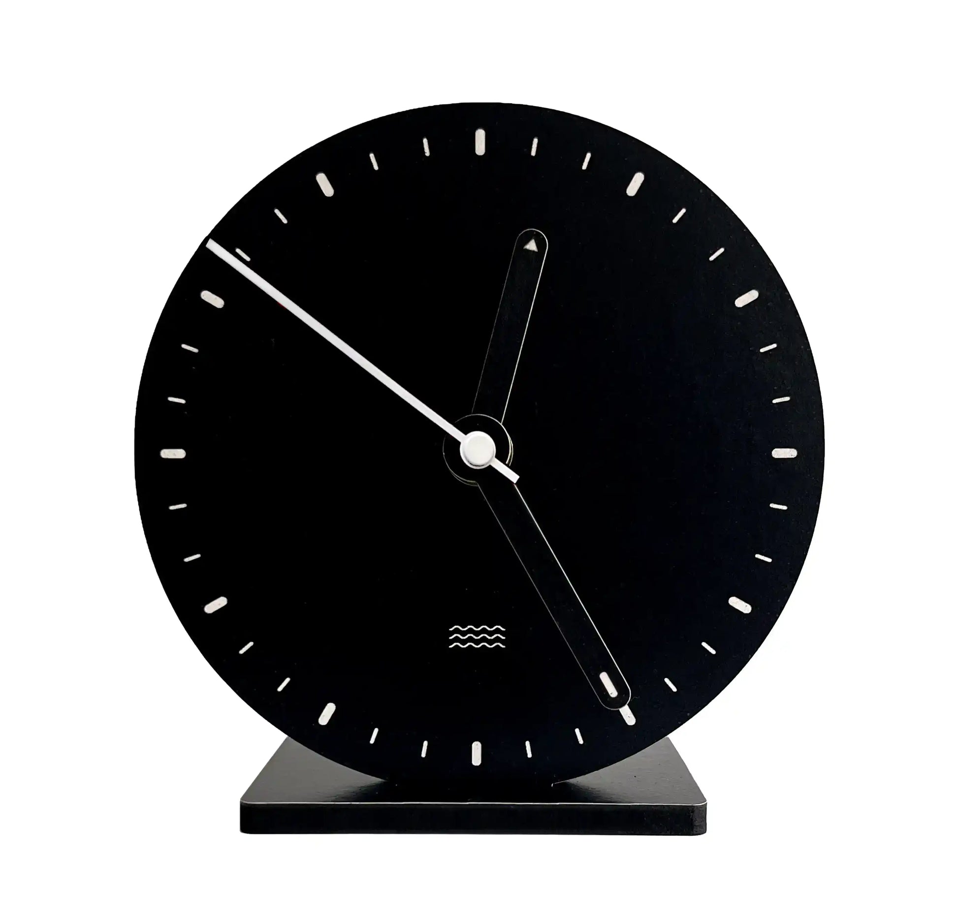 horloge noire et blanche sur pied 