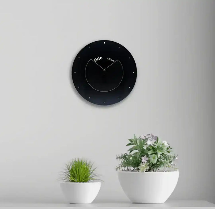 horloge des marées design moderne posée au dessus d'un meuble blanc épuré. 