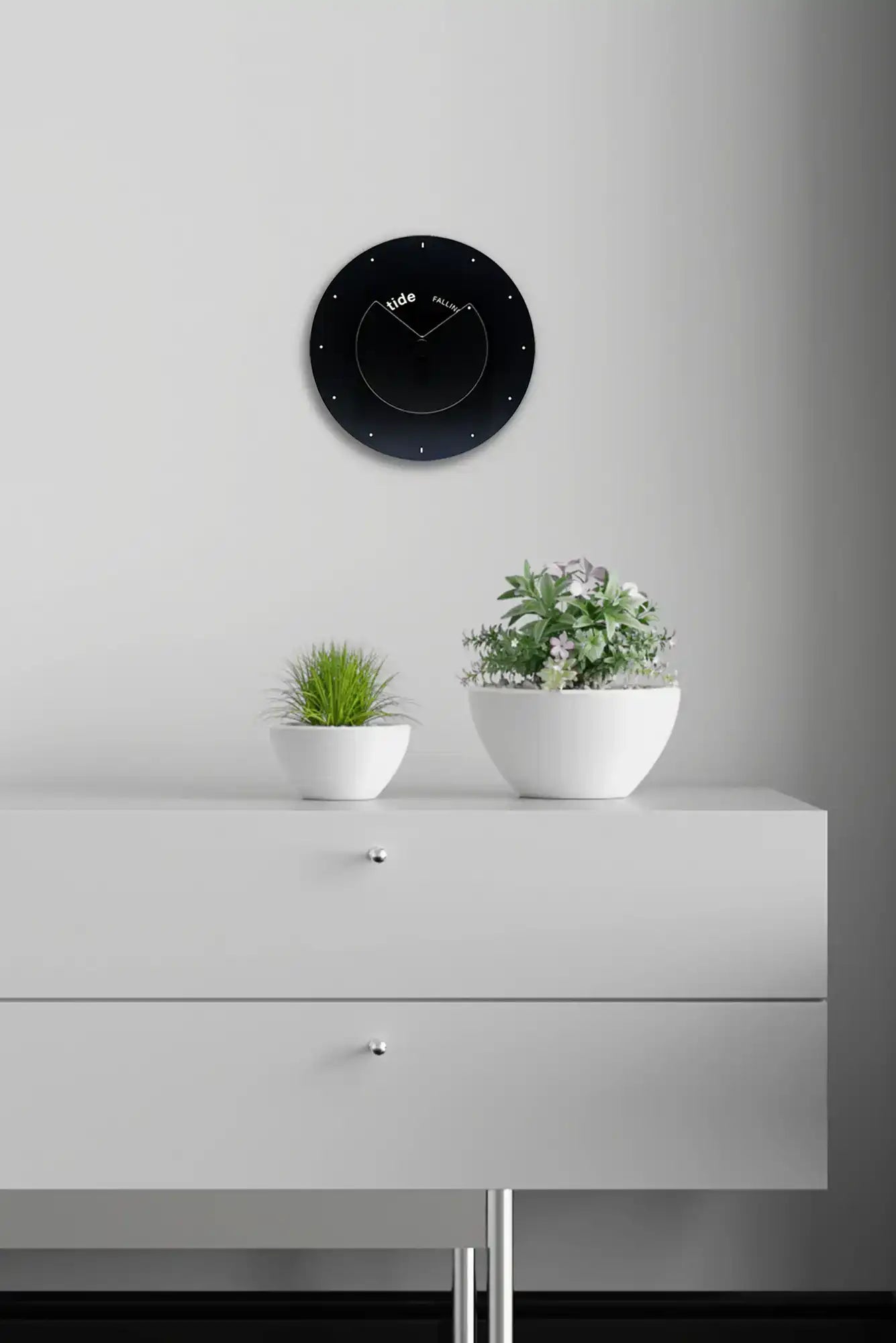 horloge des marées design moderne posée au dessus d'un meuble blanc épuré. 