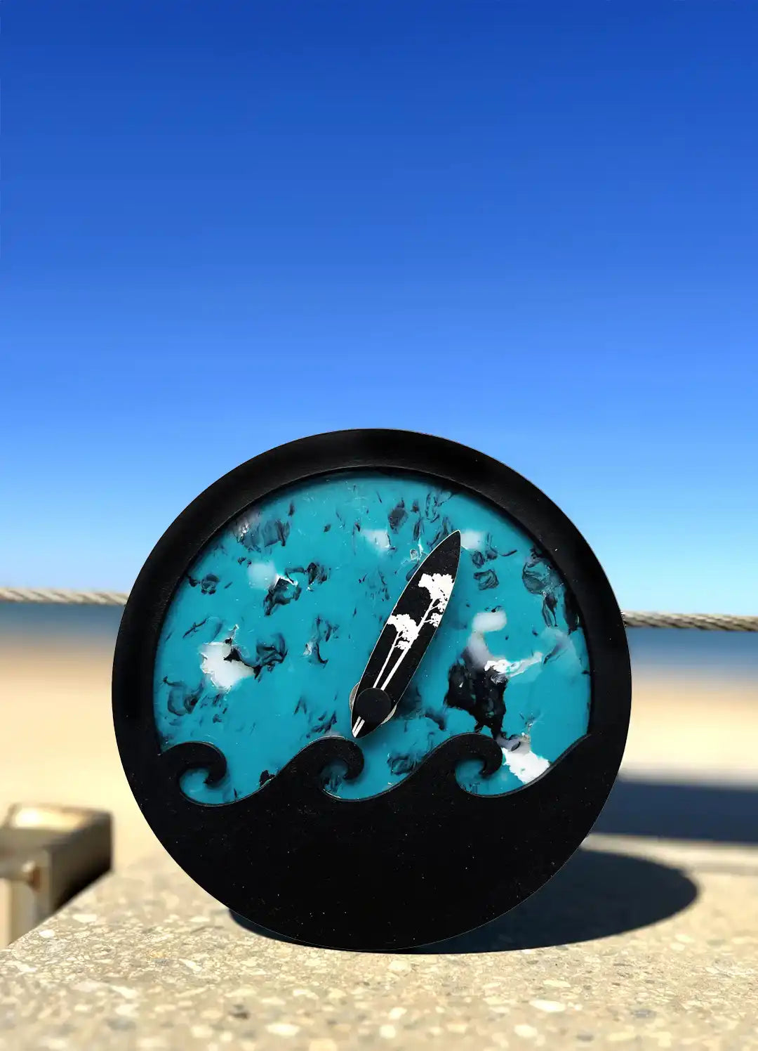 horloge des marées petitevague la gravière sur fond de ciel bleu
