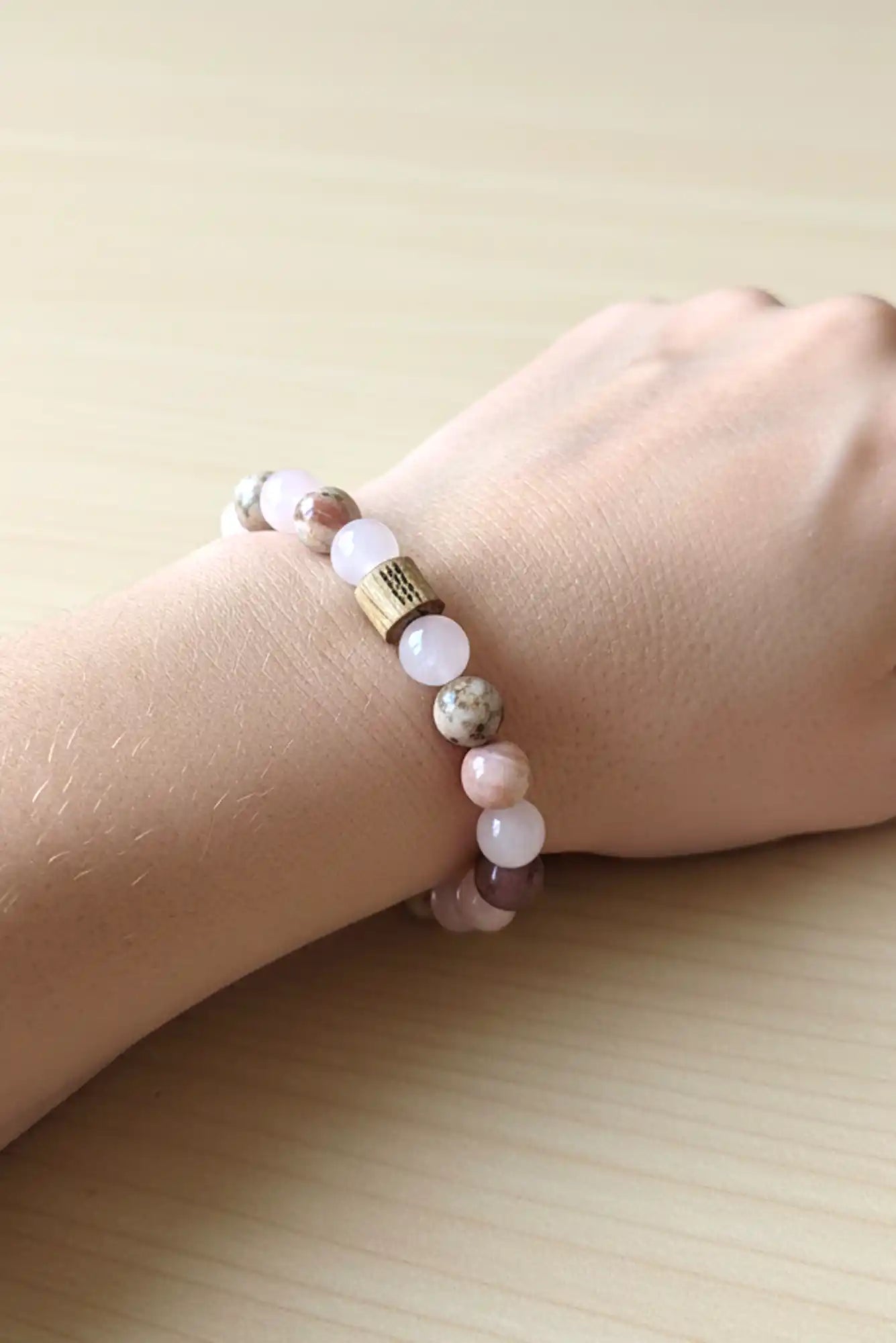 femme portant un bracelet en perles