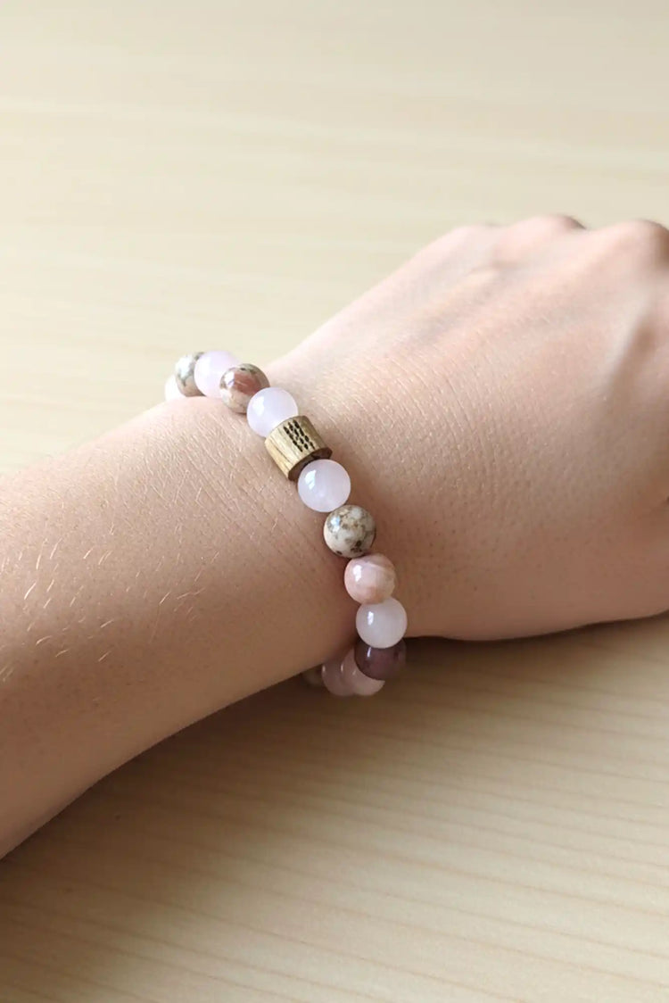 femme portant un bracelet en perles