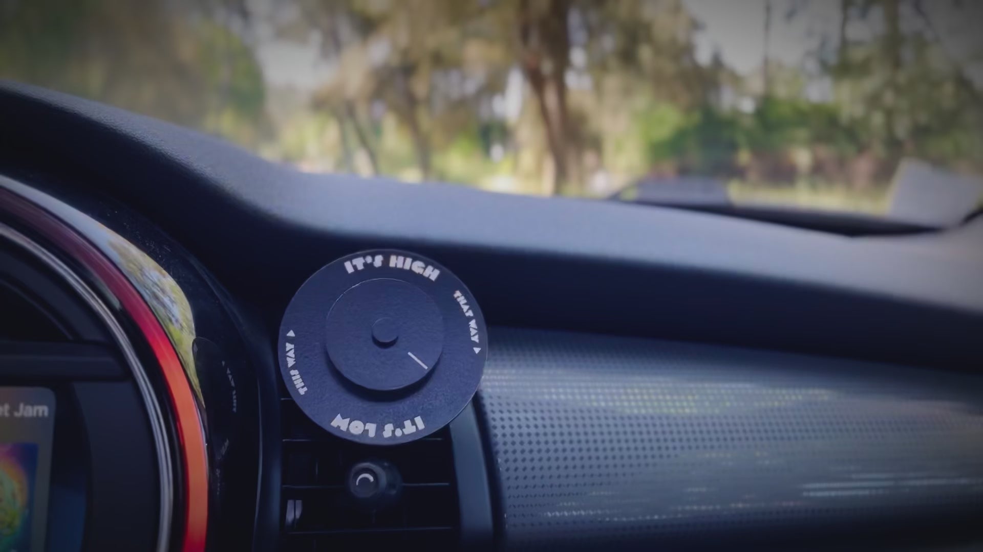 video promotionnelle pour l'horloge des marées "la mini". Vue de l'intérieur d'une voiture