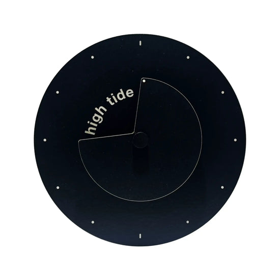 time lapse d'une horloge des marées au concept design noire et blanche