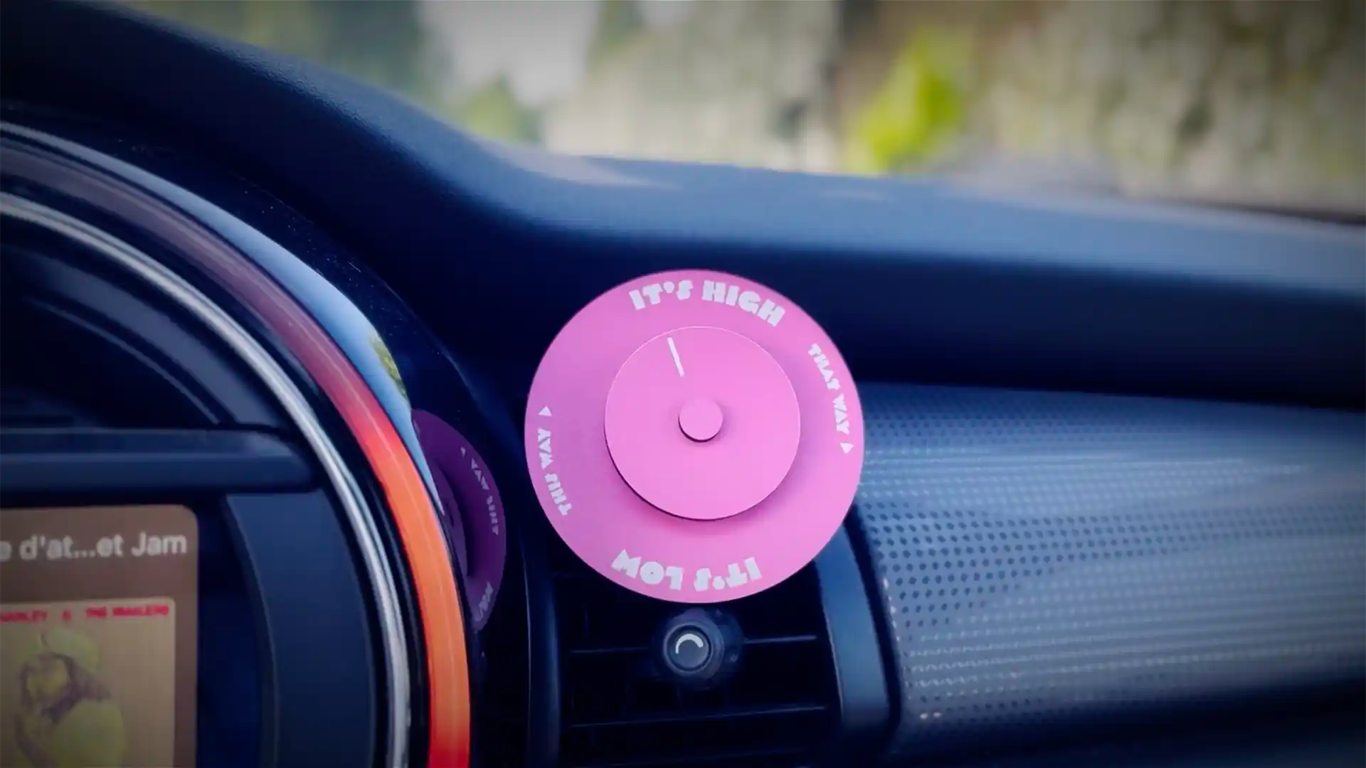 Charger la vidéo : video montrant une mini horloge de marée pour voiture depuis l'intérieur de la voiture