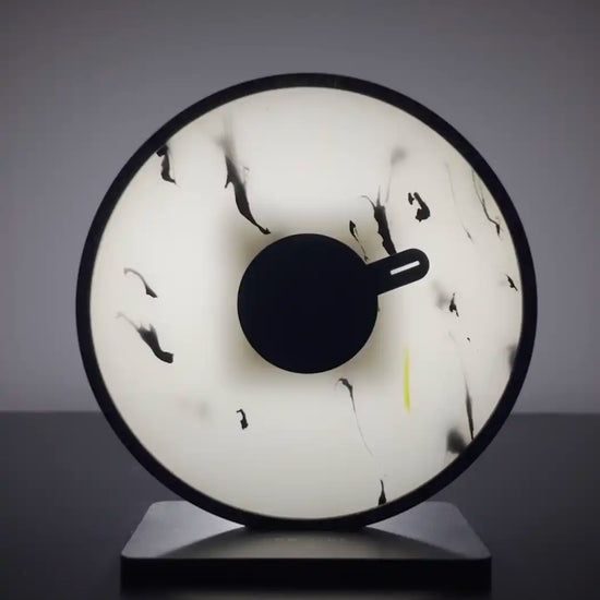 horloge des marées noir et blanc design sur pied