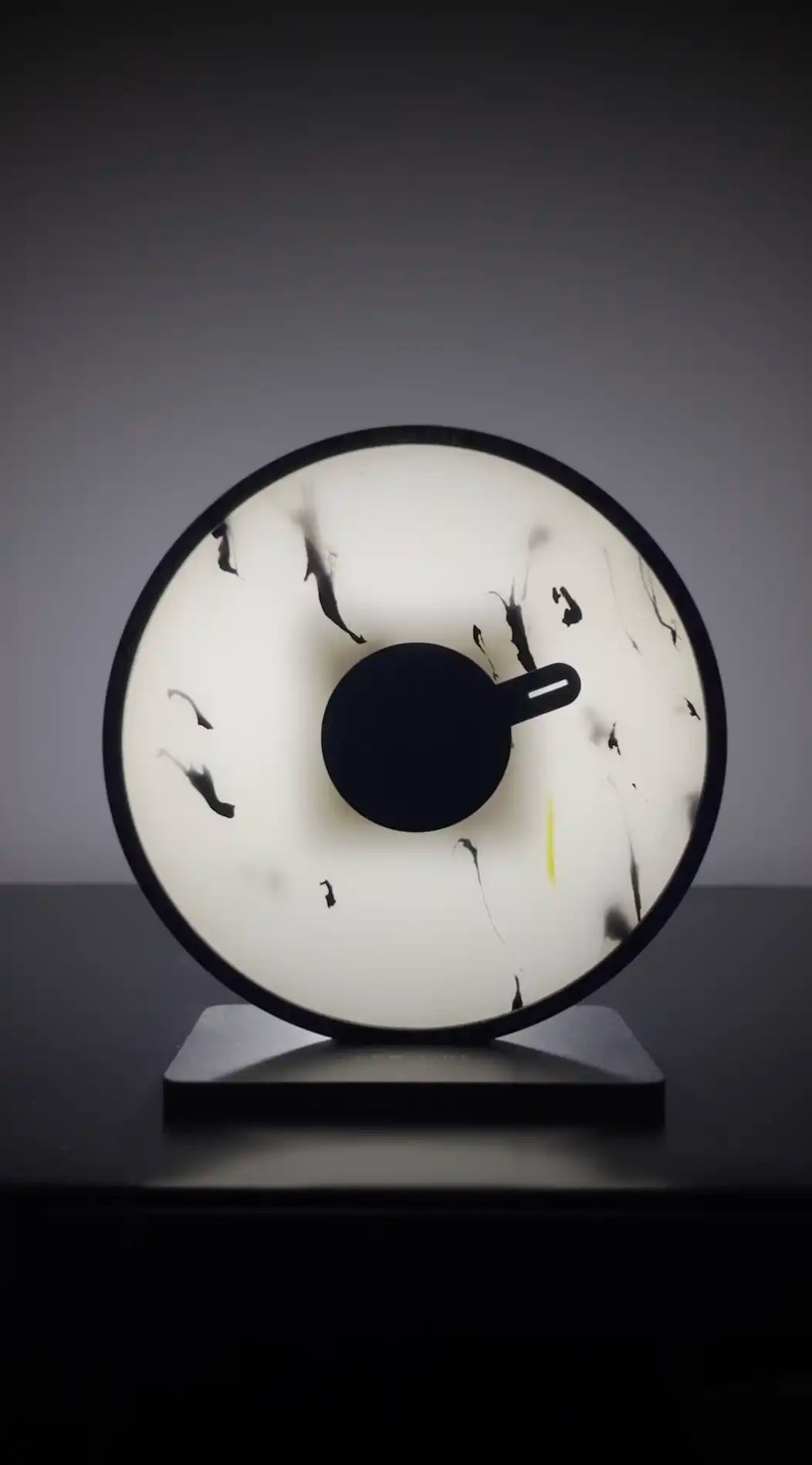horloge des marées noir et blanc design sur pied