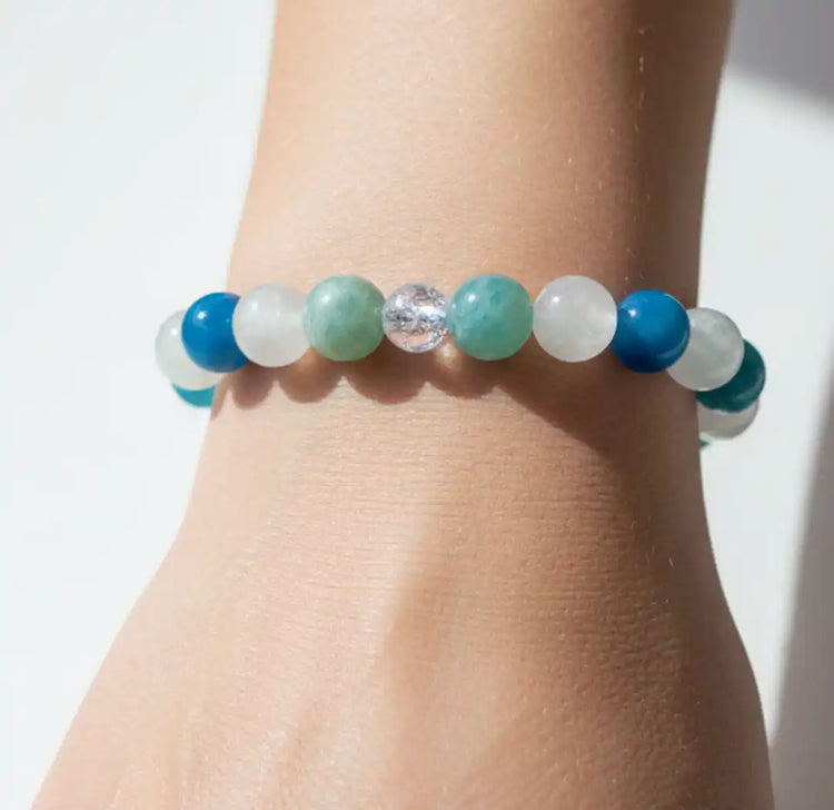femme portant un bracelet en perles