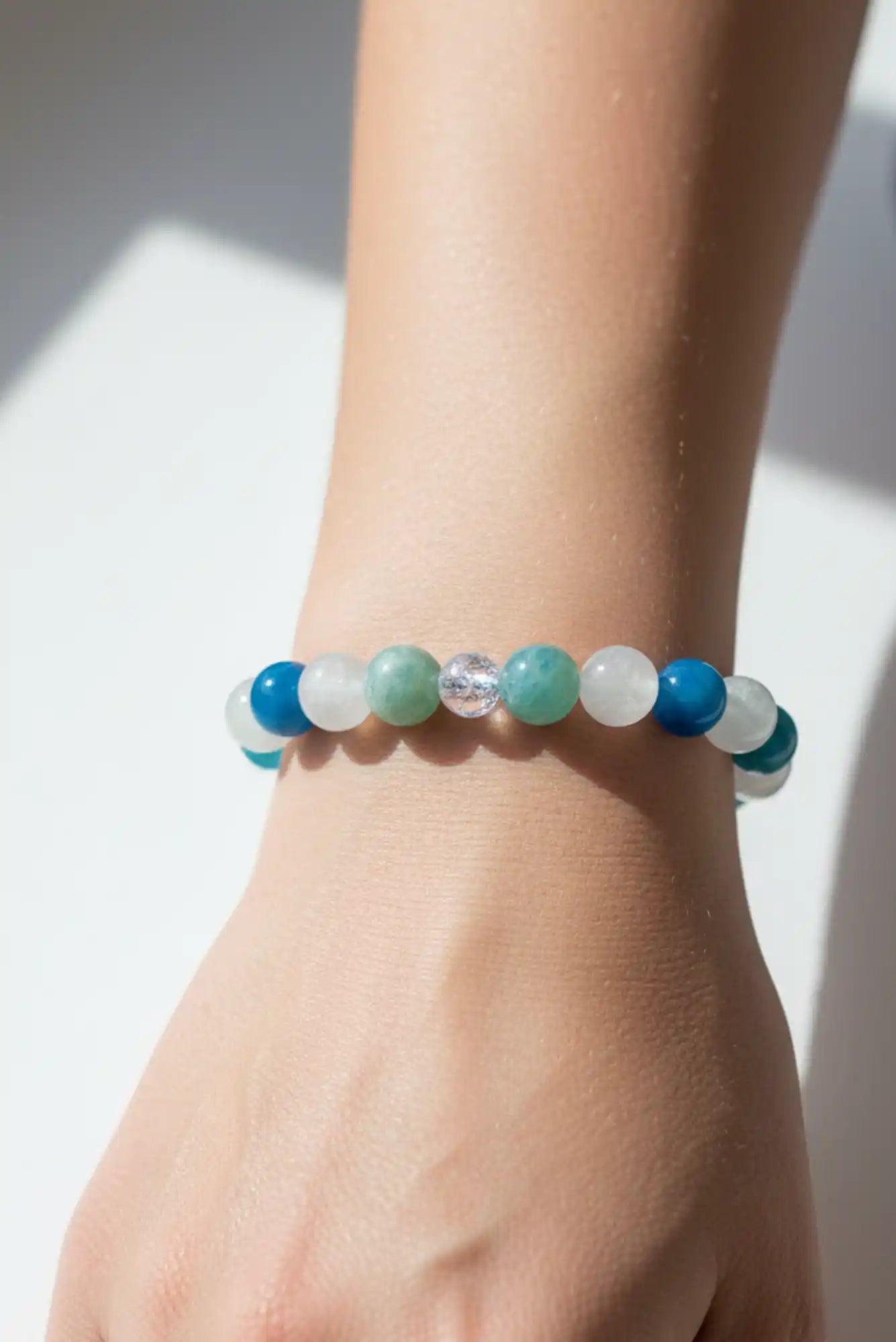 femme portant un bracelet en perles