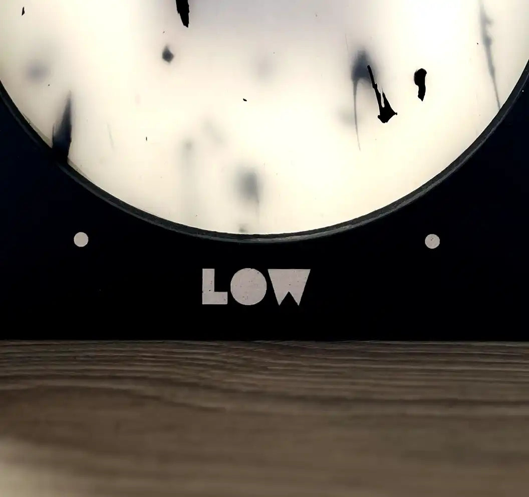 Horloge des marées Santosha – Bois gravé & plastique recyclé | Spot de surf Hossegor