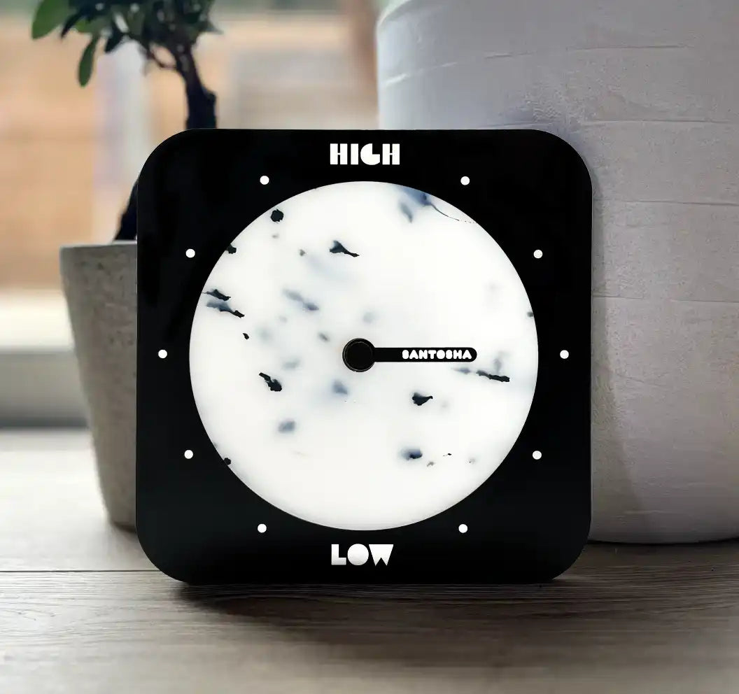 Horloge des marées Santosha – Bois gravé & plastique recyclé | Spot de surf Hossegor
