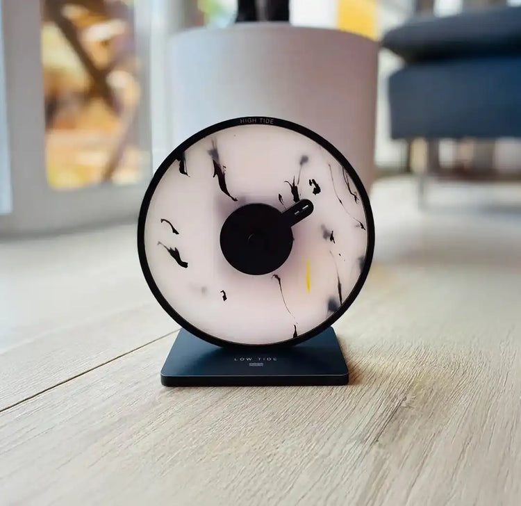 horloge des marées sur pied posée sur un sol en parquet