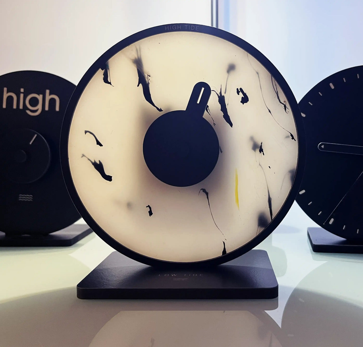 horloge des marées noir et blanc design sur pied